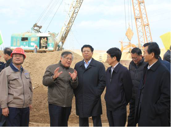 青海省副省长王平明莅临曹家堡保税物流中心工程现场视察工作